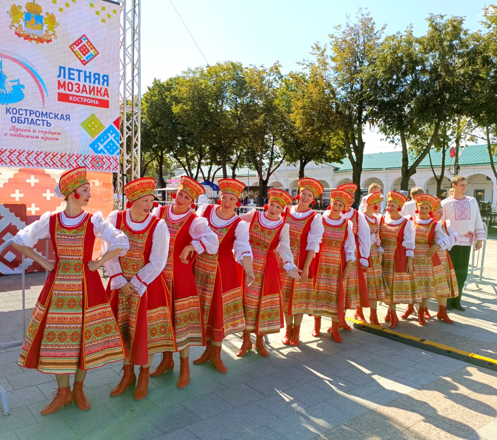 Русские узоры у сцены.jpg